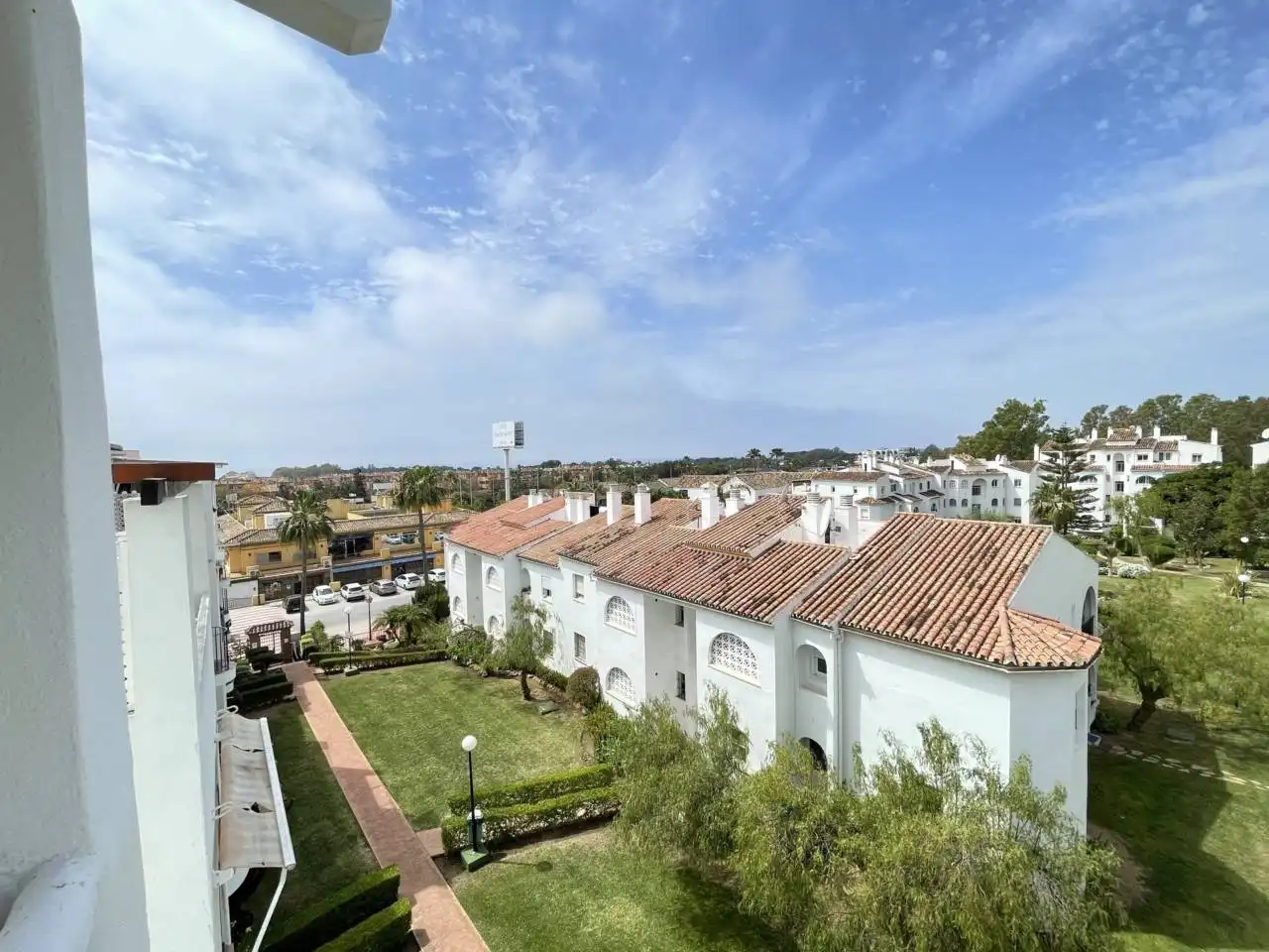 Vista exterior de Pis en venda en Estepona amb Terrassa i Piscina comunitària