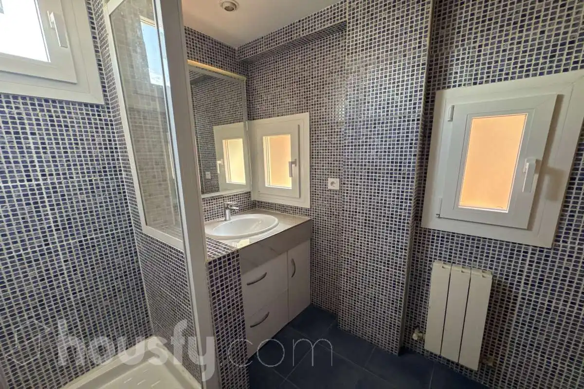 Bathroom of Flat for rent in Madrid  with Air Conditioner, Heating and Parquet flooring