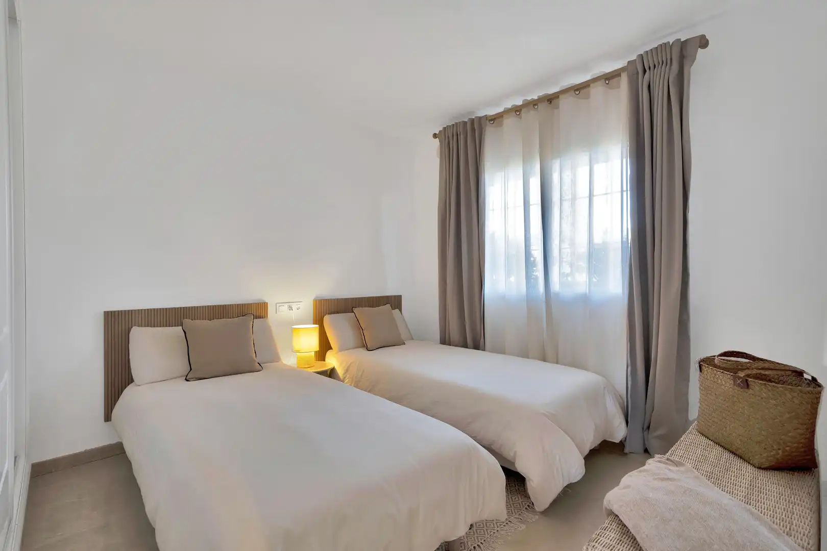 Dormitori de Apartament de lloguer en Marbella amb Jardí privat, Terrassa i Moblat