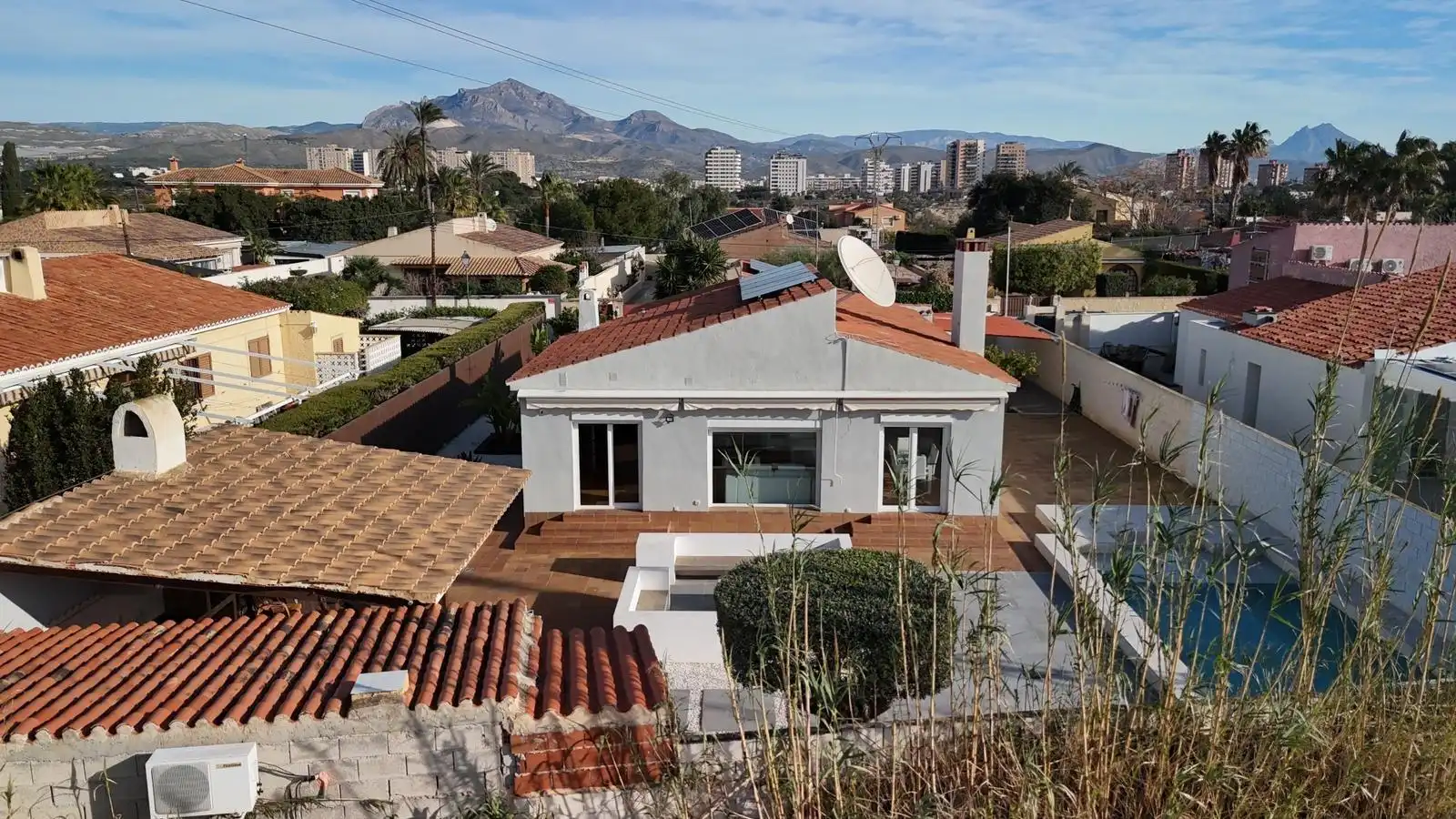 Exterior view of Houses for sale in El Campello  with Air Conditioner, Terrace and Swimming Pool