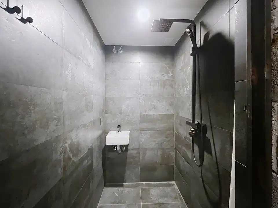 Badezimmer von Geschaftsraum zum Verkauf in Barcelona mit Terrasse und Möbliert