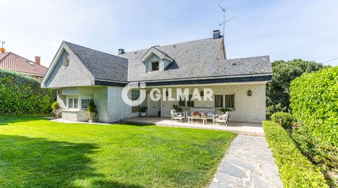 En la prestigiosa urbanización de Bonanza, ubicada en el municipio de Boadilla del Monte, se encuentra este exclusivo chalet indep