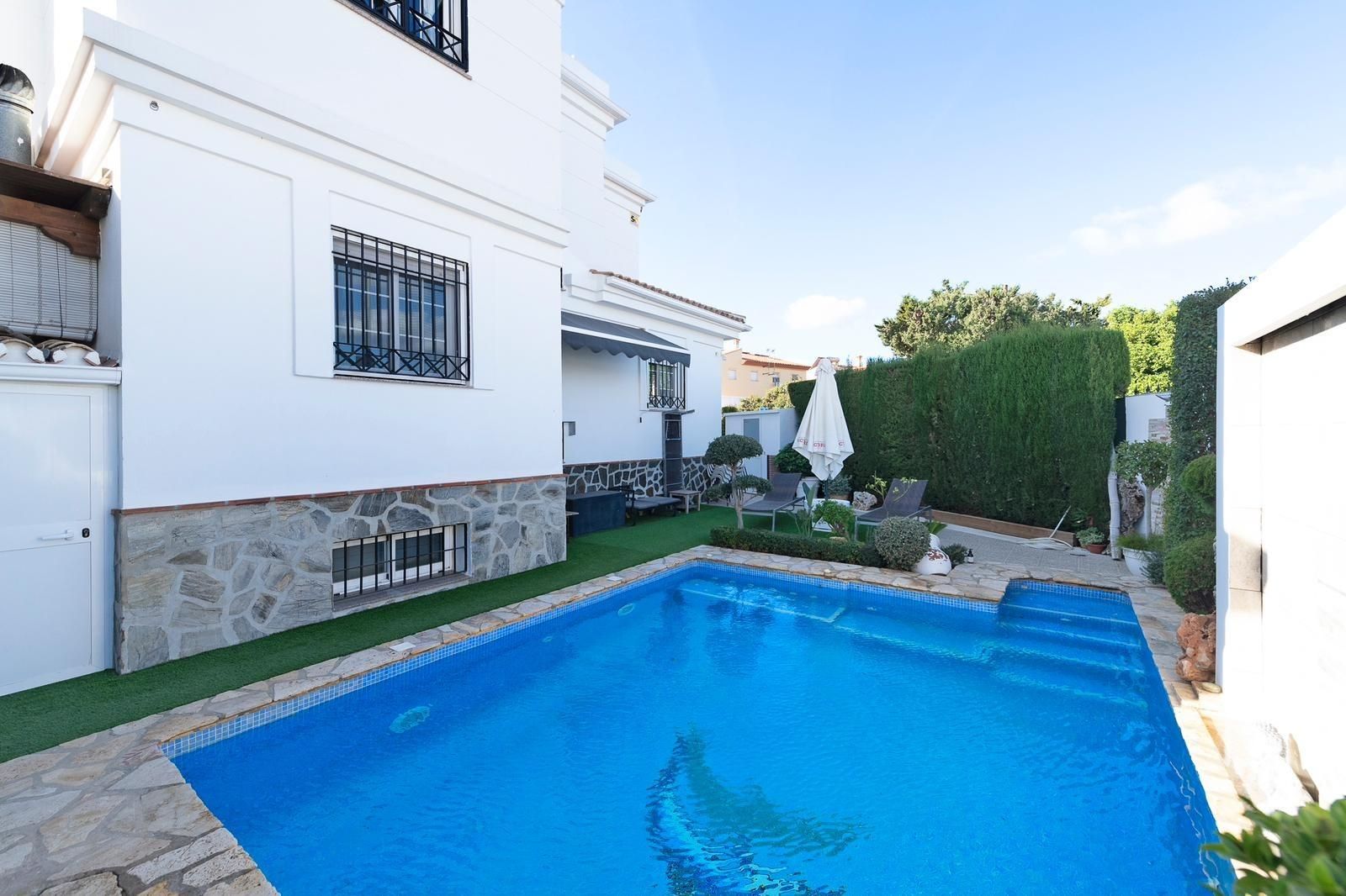 Piscina de Casa o chalet en venta en Alhaurín de la Torre con Aire acondicionado, Calefacción y Jardín privado