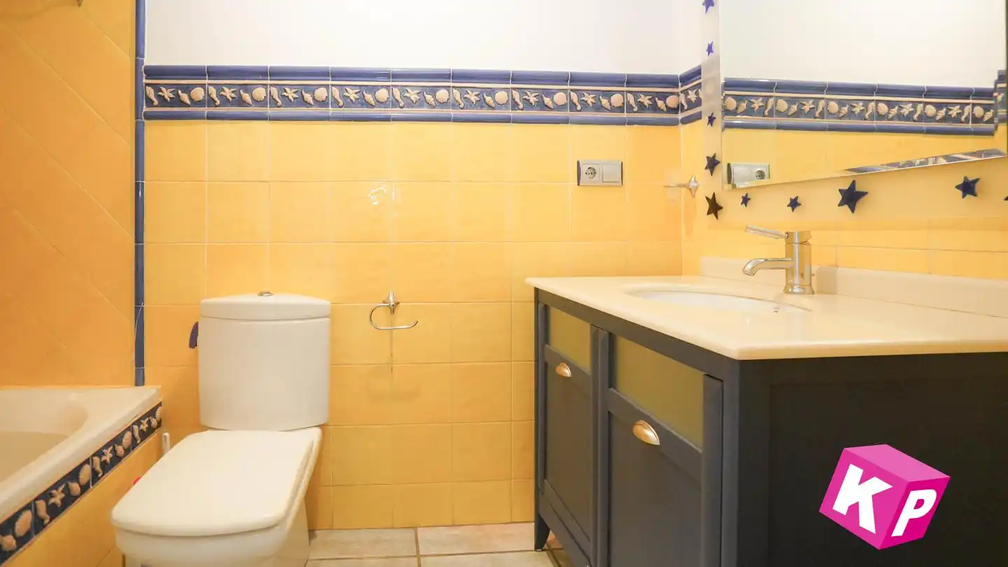 Badezimmer von Wohnung zum Verkauf in Santa Pola mit Klimaanlage, Heizung und Terrasse