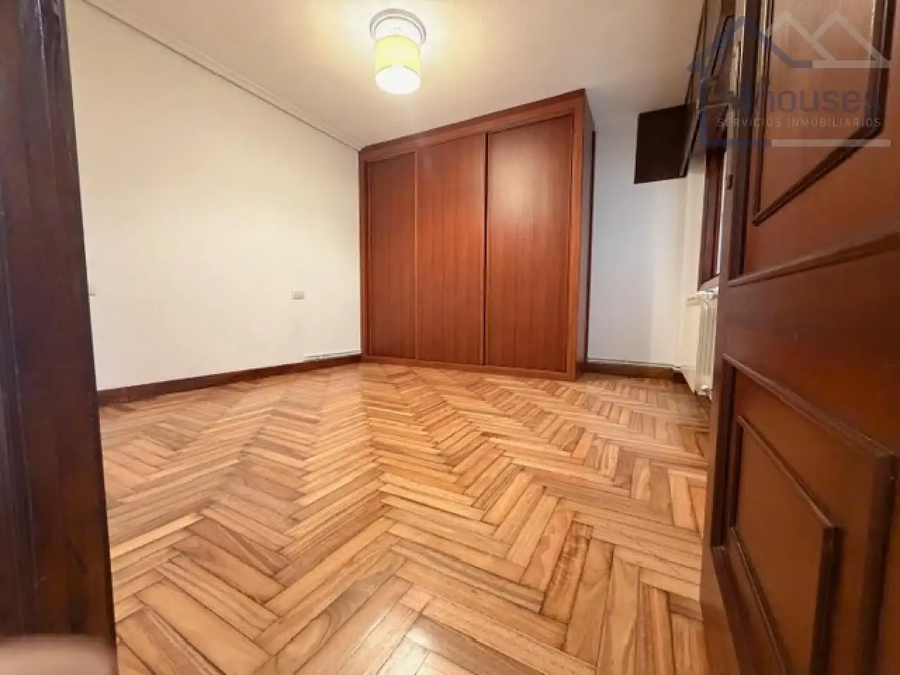 Habitación de Piso en venta en Vigo  con Calefacción, Parquet y Terraza