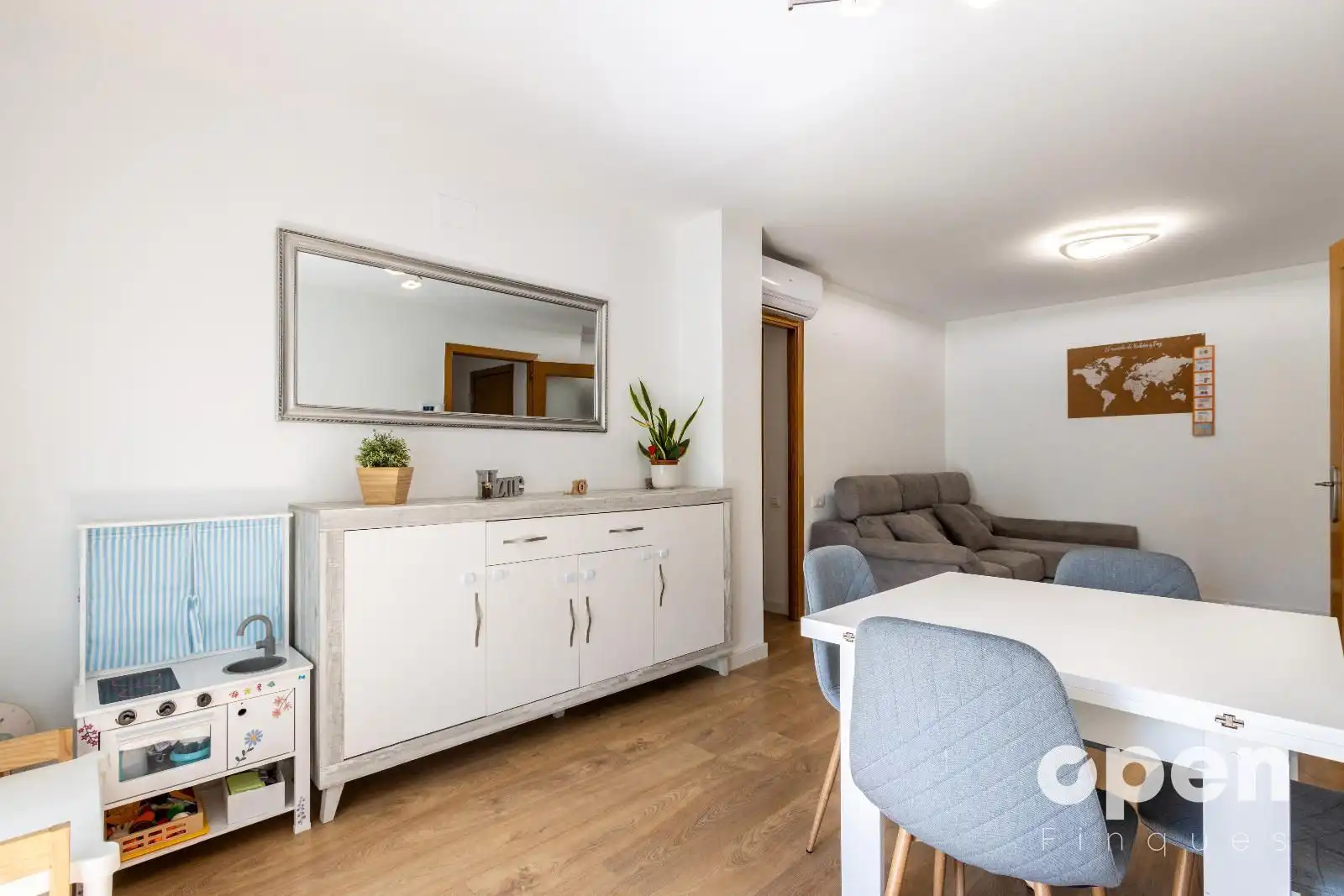 Living room of Flat for sale in Terrassa  with Air Conditioner, Heating and Parquet flooring