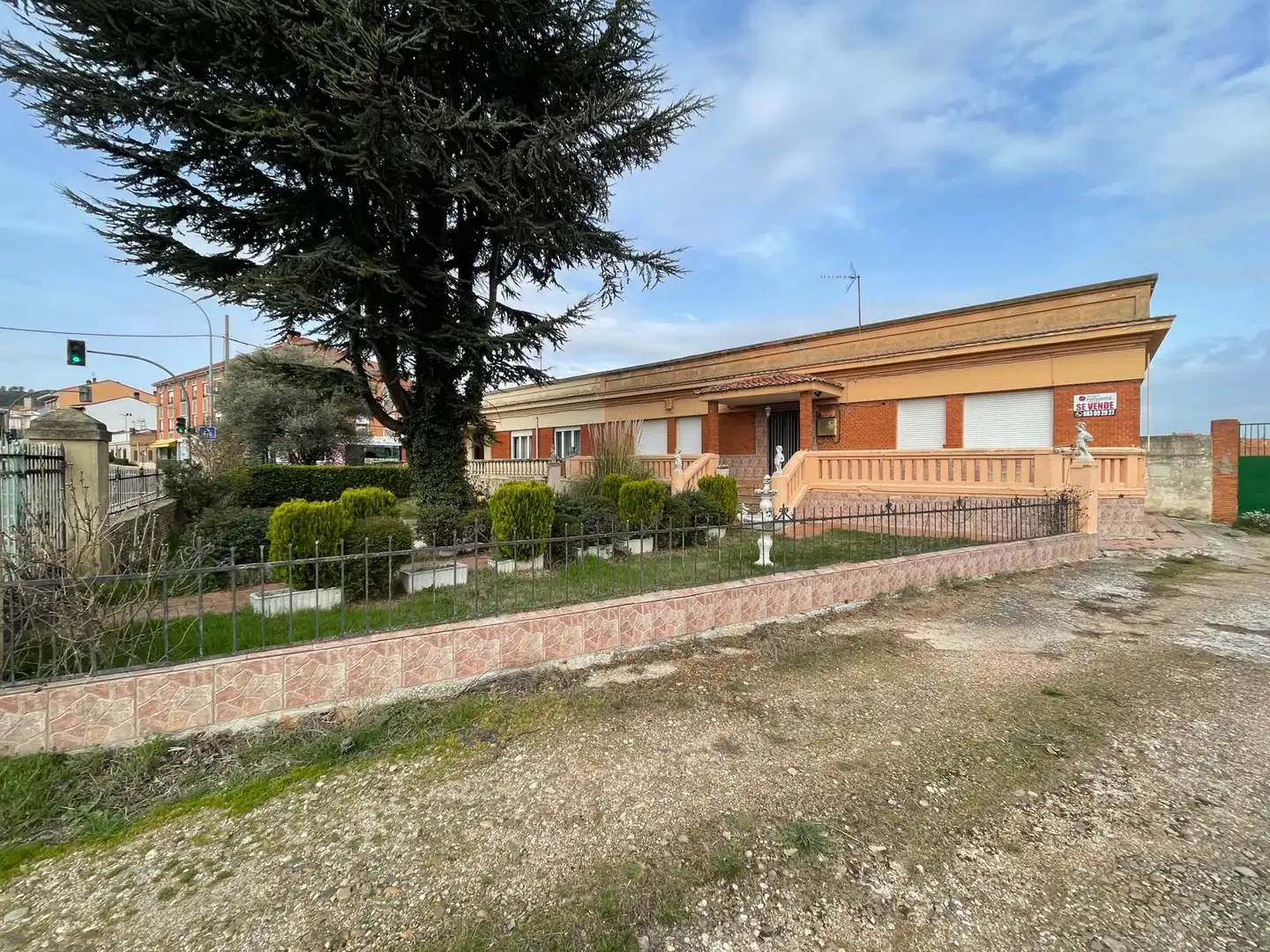 Vista exterior de Casa adosada en venda en Villamuriel de Cerrato amb Calefacció, Jardí privat i Terrassa