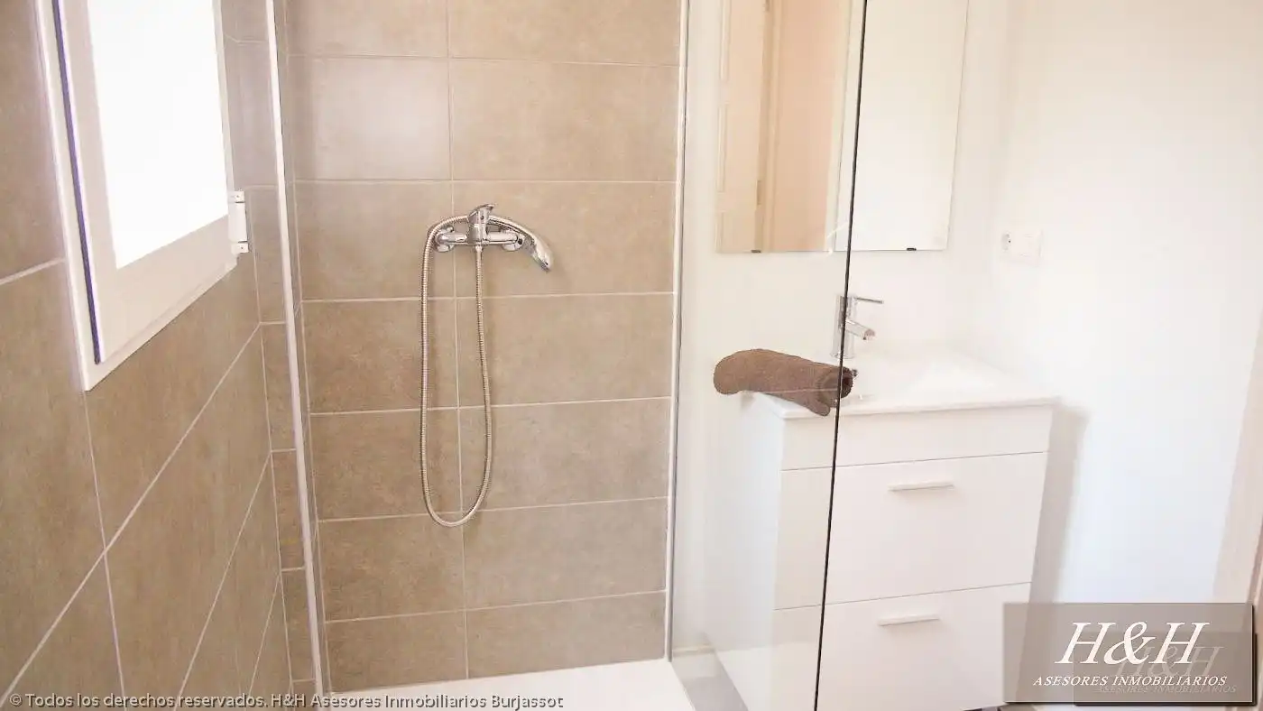 Baño de Piso para compartir en Burjassot con Aire acondicionado, Amueblado y Balcón