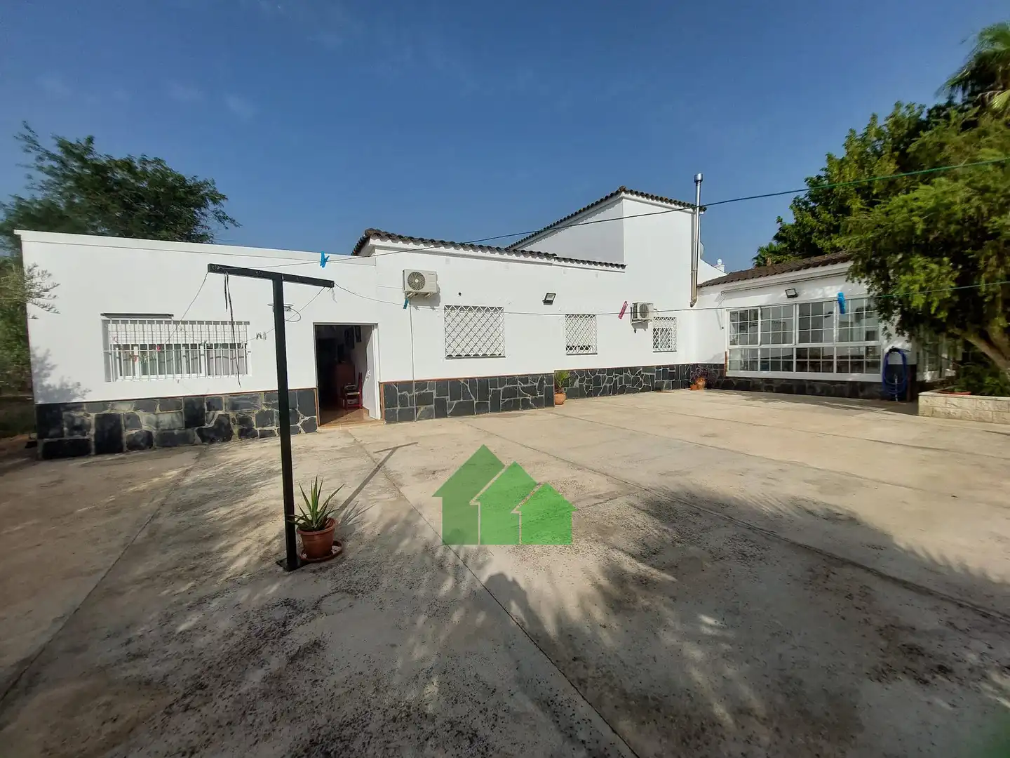 Vista exterior de Casa o xalet en venda en Torremayor amb Aire condicionat, Traster i Piscina