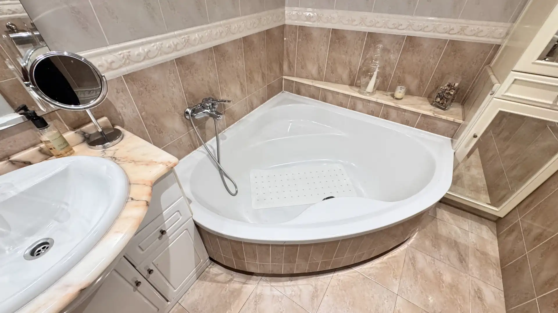 Badezimmer von Wohnung zum Verkauf in Arteixo mit Heizung, Parkett und Terrasse