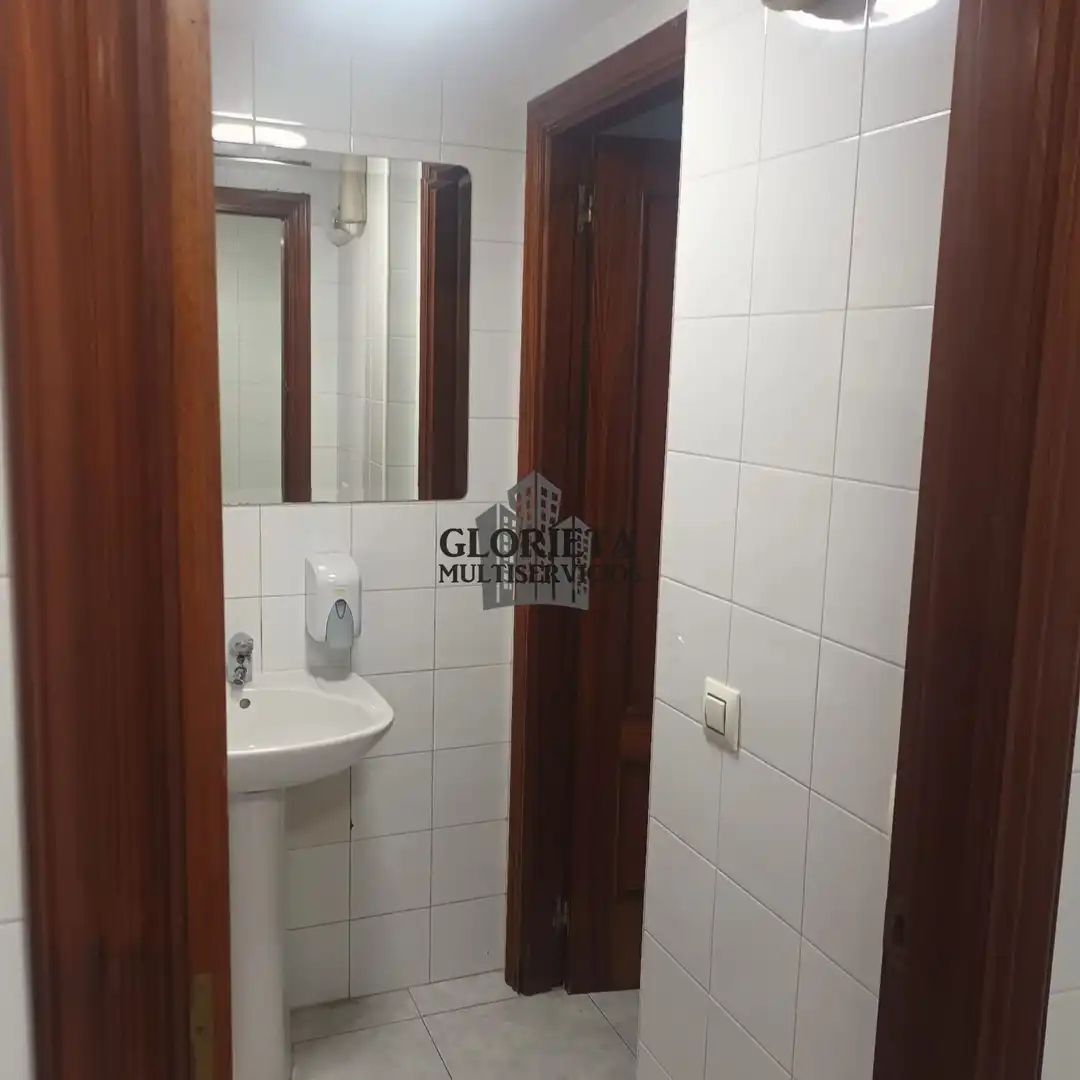 Bany de Local en venda en Marín amb Moblat i Alarma