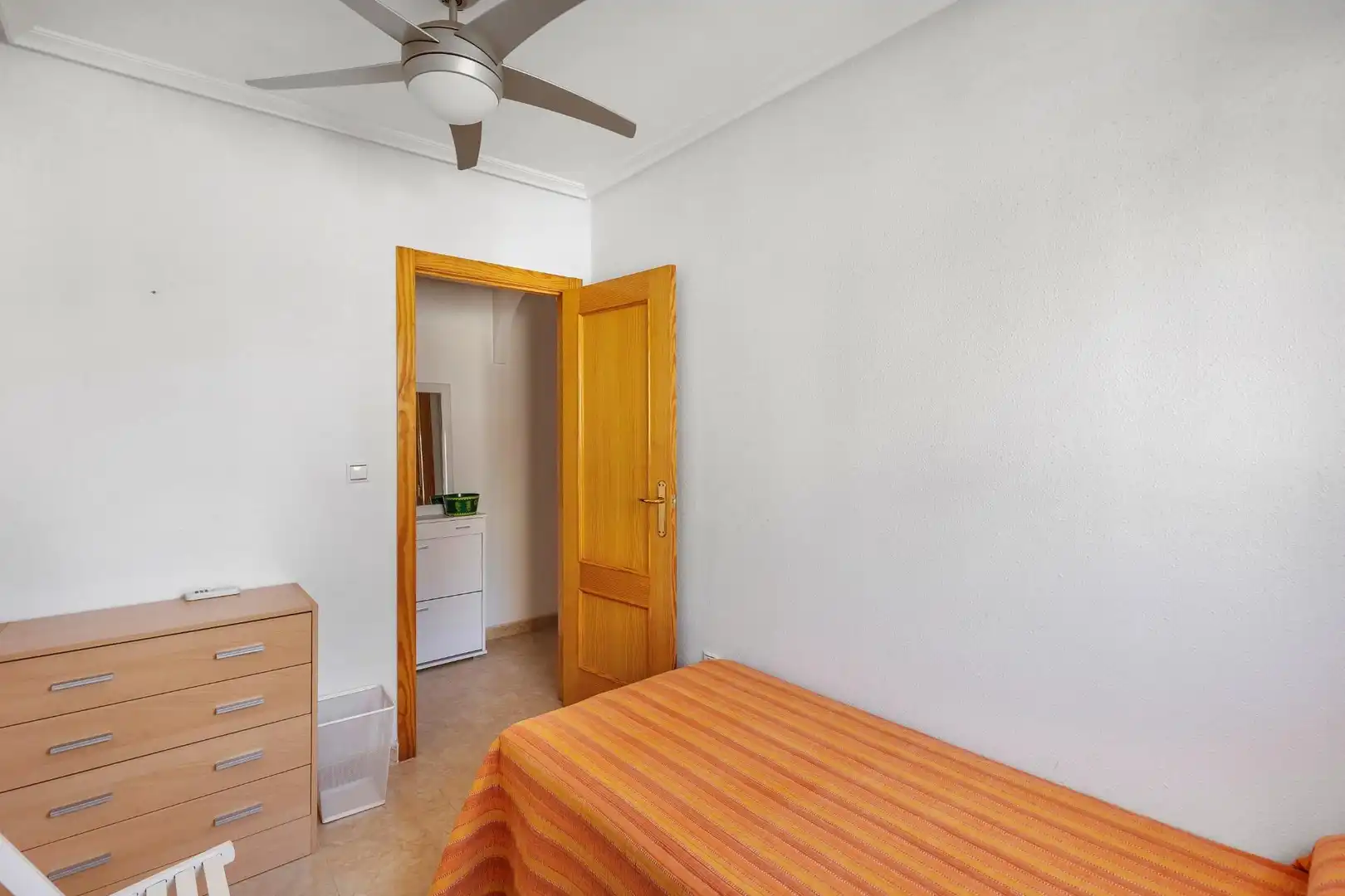 Habitación de Apartamento en venta en Torrevieja con Piscina, Amueblado y Microondas