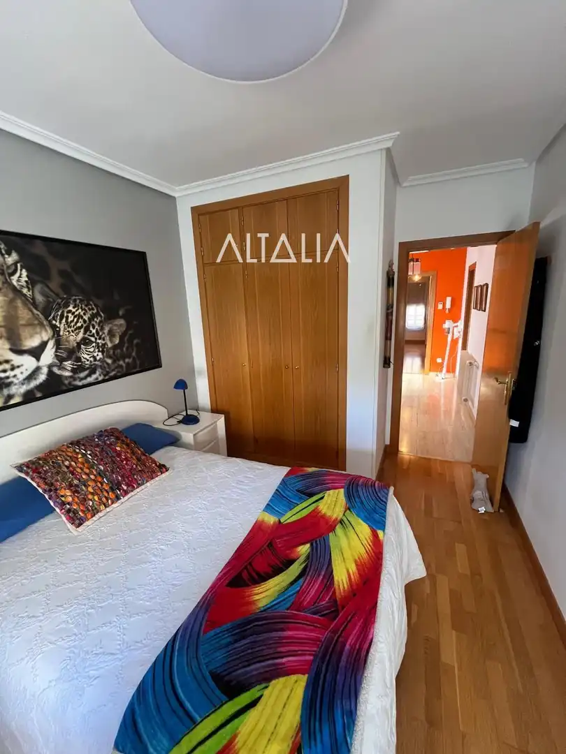 Habitación de Casa adosada en venta en Cuenca con Calefacción, Piscina y Piscina comunitaria