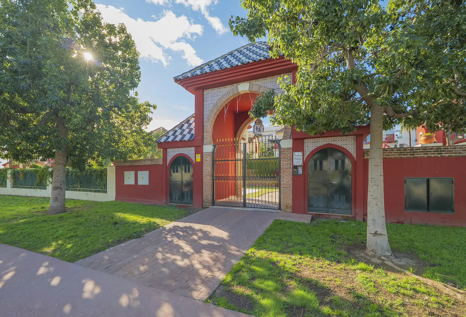 Vista exterior de Casa adosada en venta en Benalmádena con Terraza, Piscina y Internet
