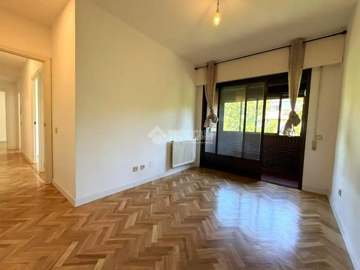Bedroom of Flat for rent in Madrid  with Parquet flooring, Storage room and Balcony