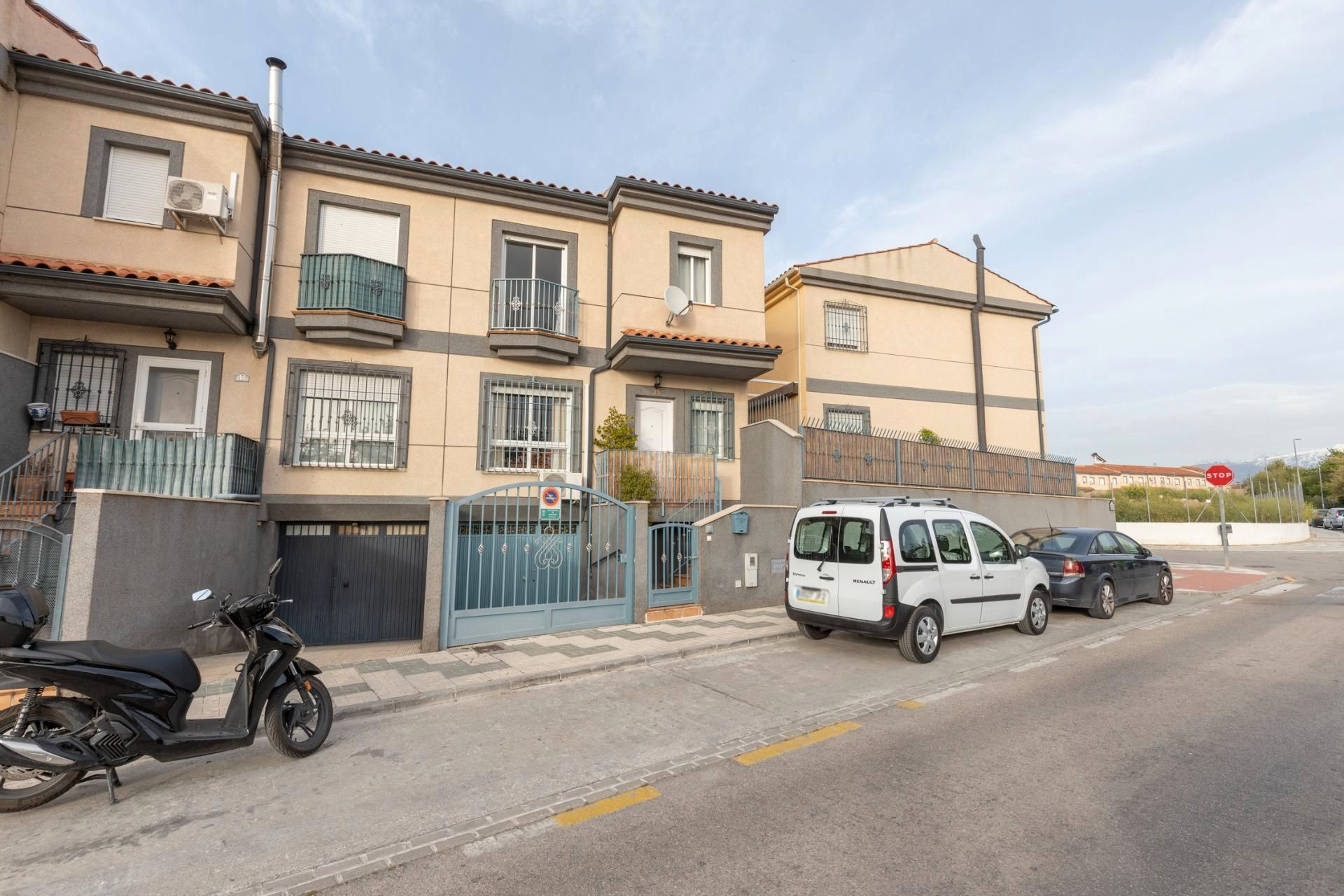 Vista exterior de Casa adosada en venda en Maracena amb Aire condicionat