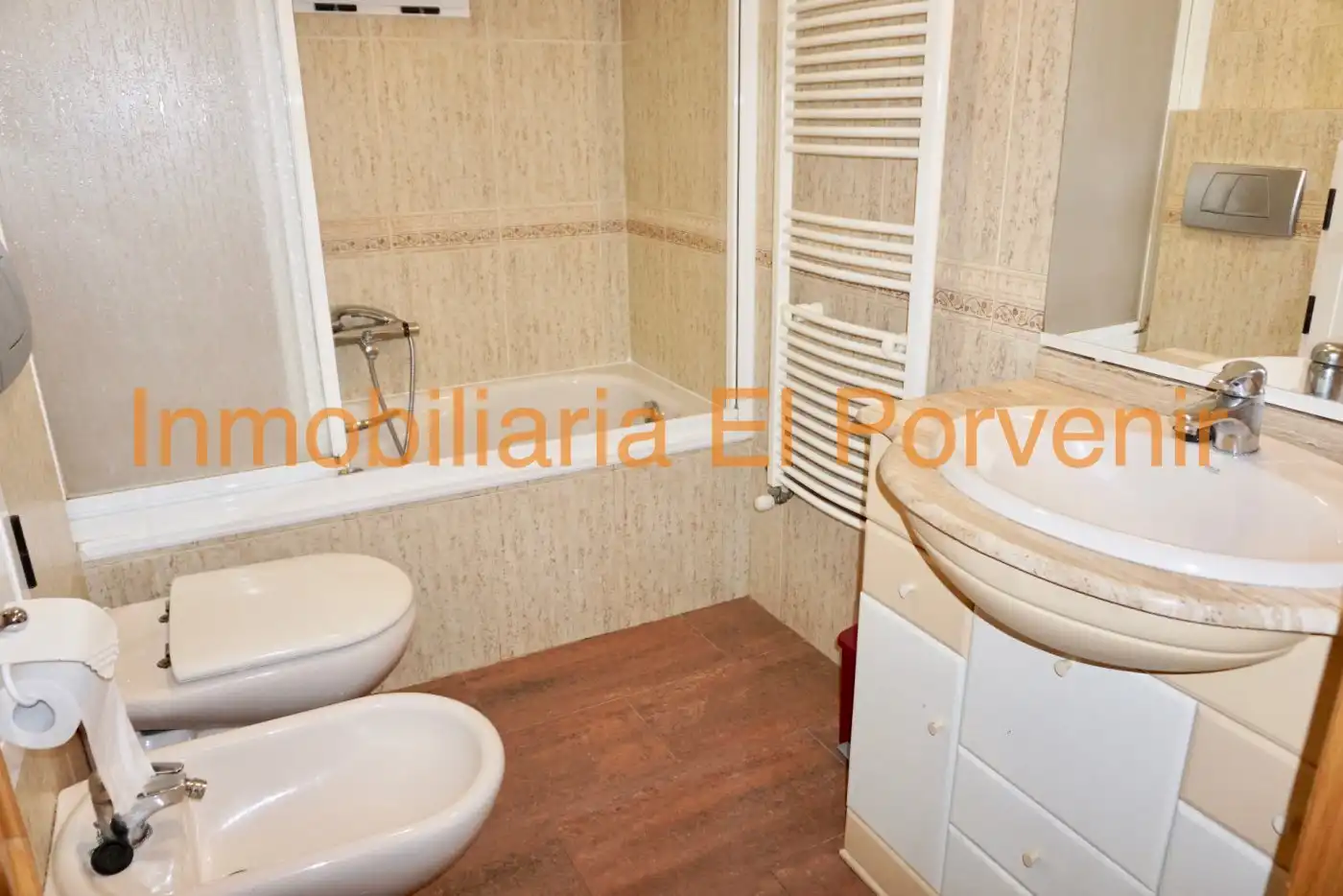 Baño de Piso en venta en Torrent con Aire acondicionado, Calefacción y Jardín privado