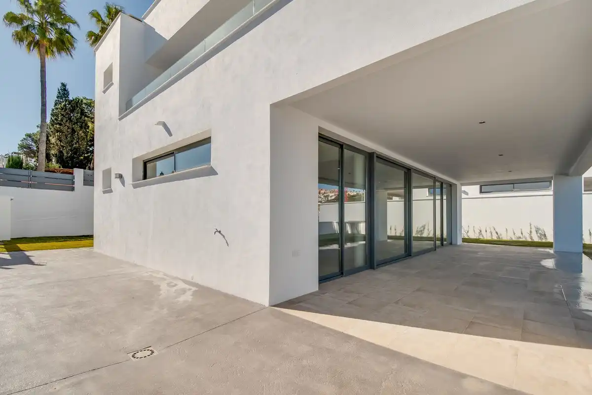 Vista exterior de Casa o xalet en venda en Manilva amb Aire condicionat, Jardí privat i Terrassa
