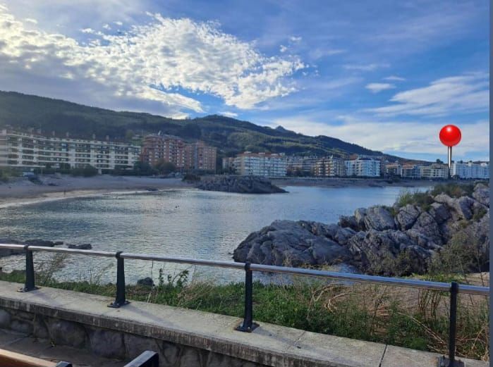 Vista exterior de Àtic en venda en Castro-Urdiales amb Calefacció, Terrassa i Traster