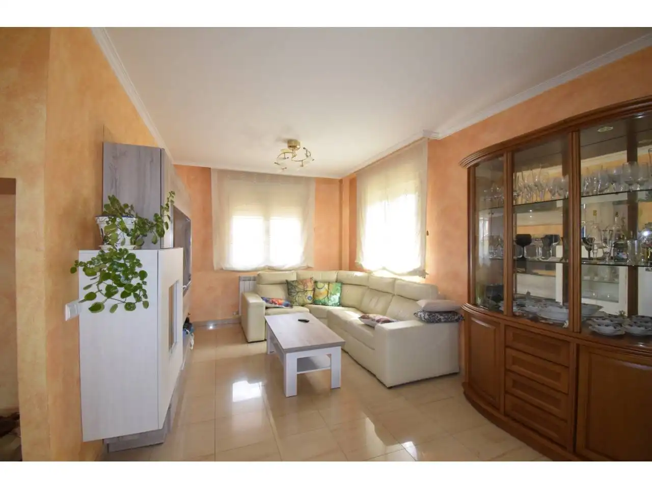 Sala d'estar de Casa o xalet en venda en León Capital  amb Calefacció, Parquet i Terrassa