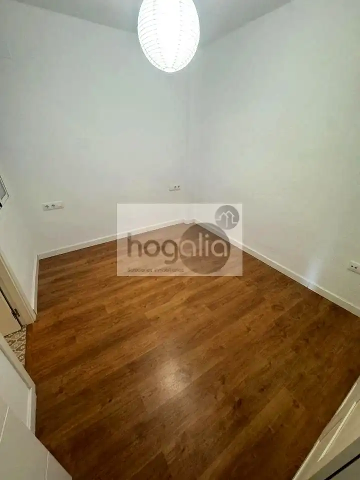 Schlafzimmer von Dachboden zur Miete in Sevilla mit Klimaanlage und Terrasse