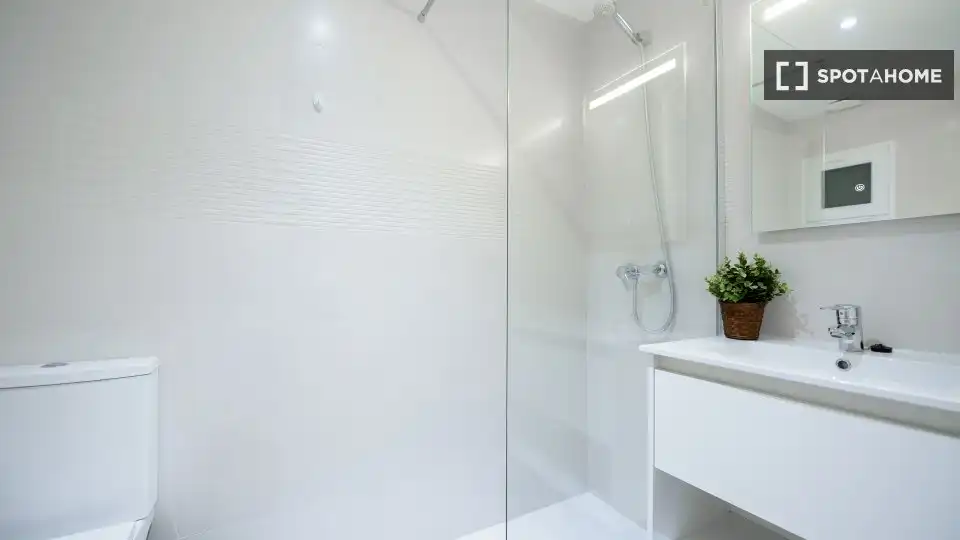Badezimmer von Wohnung zur Miete in Valencia mit Klimaanlage, Heizung und Möbliert
