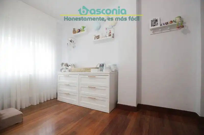 Habitación de Piso en venta en Basauri  con Amueblado y Balcón