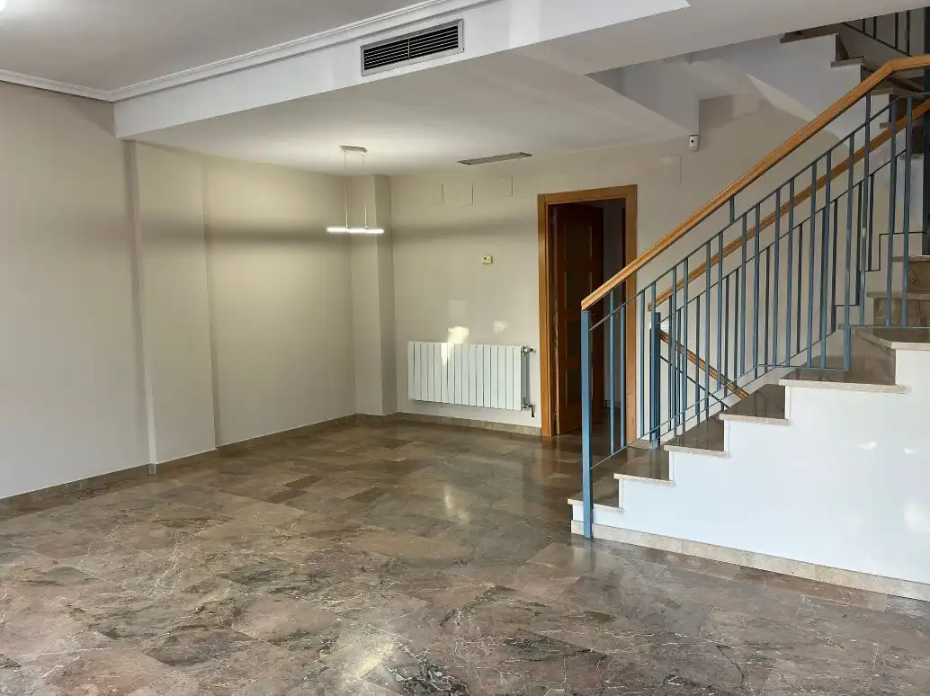 Einfamilien-Reihenhaus zur Miete in Alcàsser mit Klimaanlage, Heizung und Terrasse