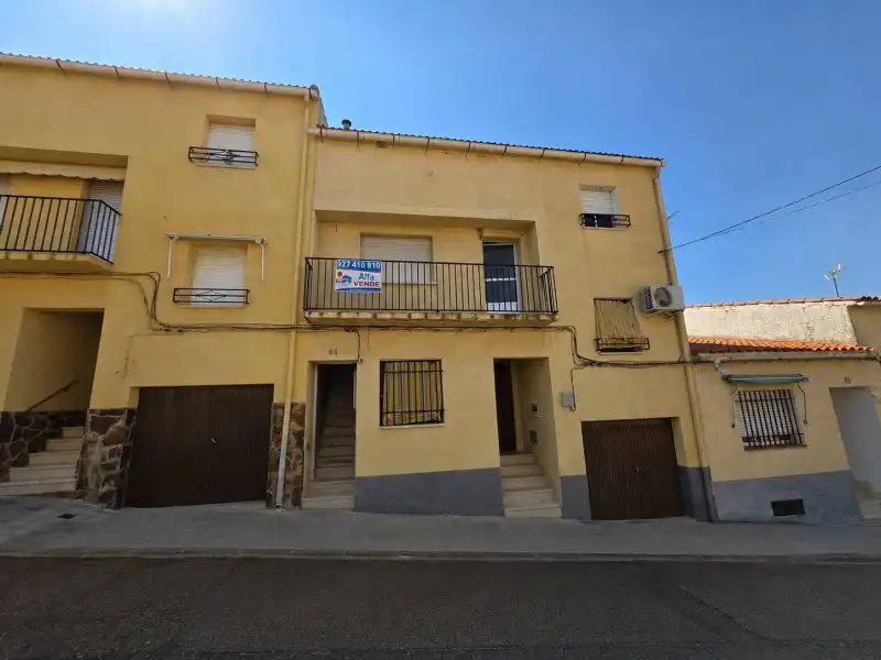 Vista exterior de Pis en venda en Aliseda amb Jardí privat i Terrassa