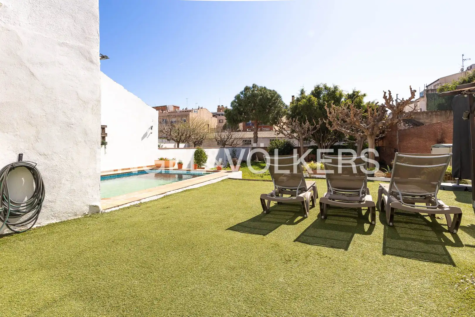 Vista exterior de Casa o xalet en venda en Mataró amb Aire condicionat, Calefacció i Jardí privat