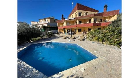 Chalet frente al mar en lAmpolla con piscina privada.