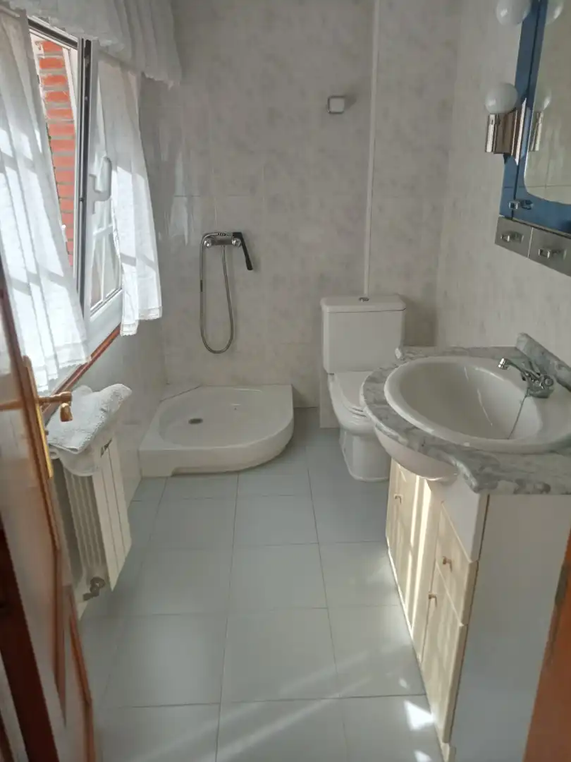 Baño de Casa o chalet en venta en Santiago de Compostela  con Calefacción, Jardín privado y Terraza
