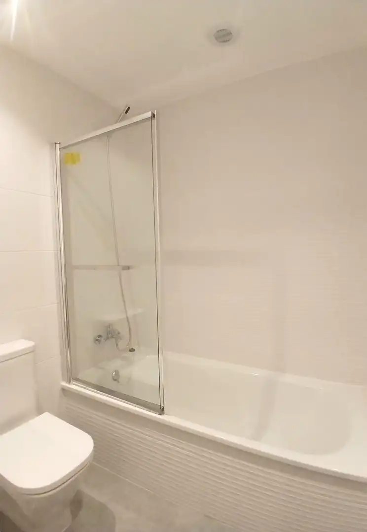 Badezimmer von Dachboden zur Miete in Oviedo  mit Heizung, Terrasse und Abstellraum