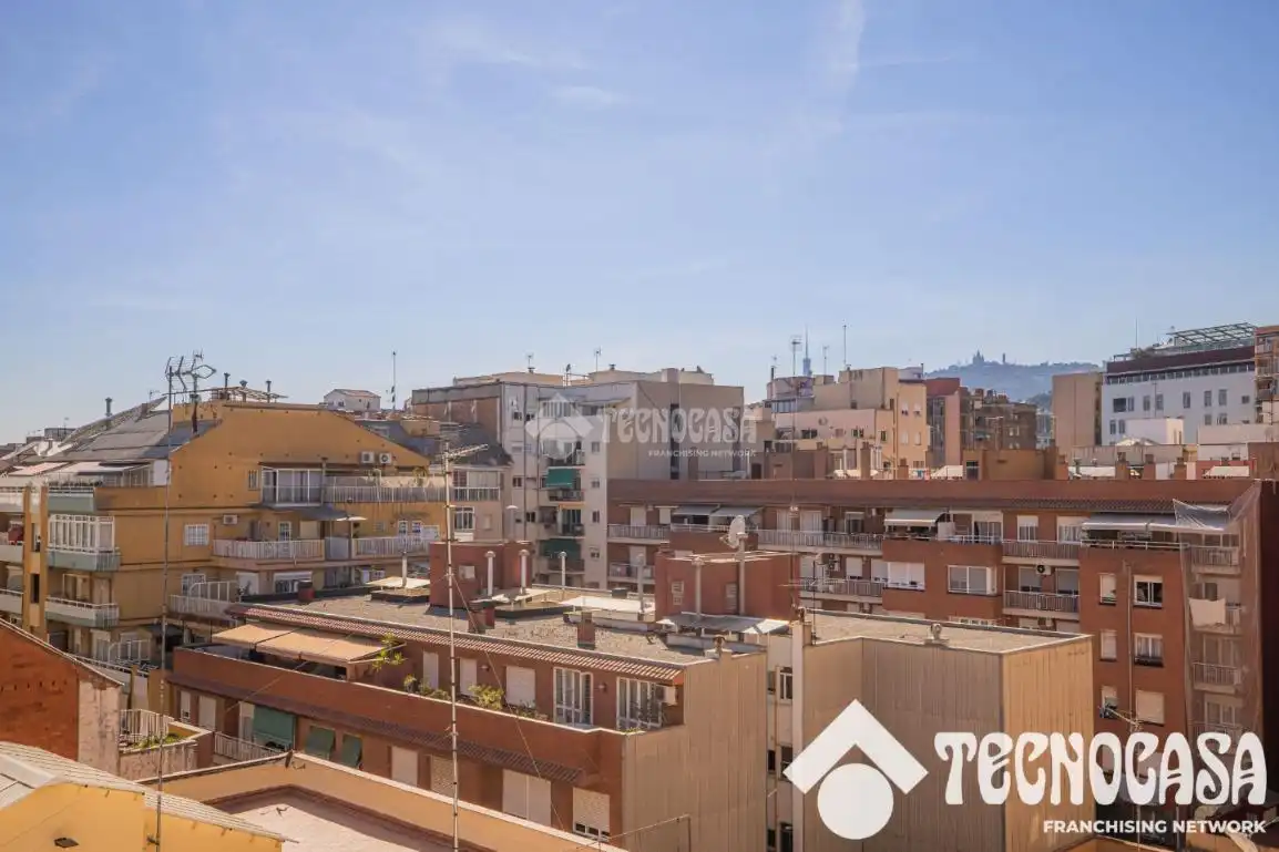 Vista exterior de Àtic en venda en Barcelona amb Aire condicionat i Balcó