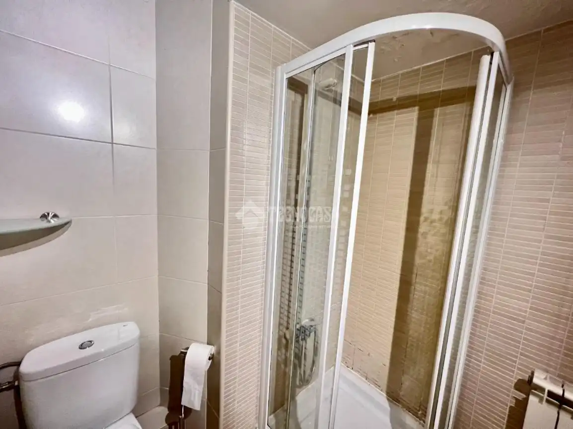 Bathroom of Flat for sale in Madrid  with Air Conditioner and Heating