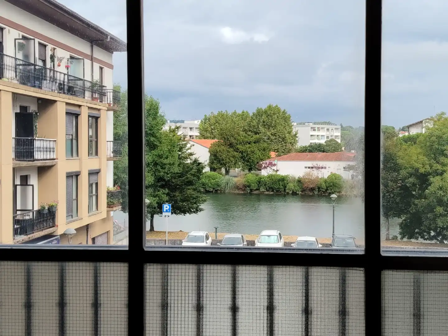 Vista exterior de Piso en venta en Irun  con Calefacción, Parquet y Trastero