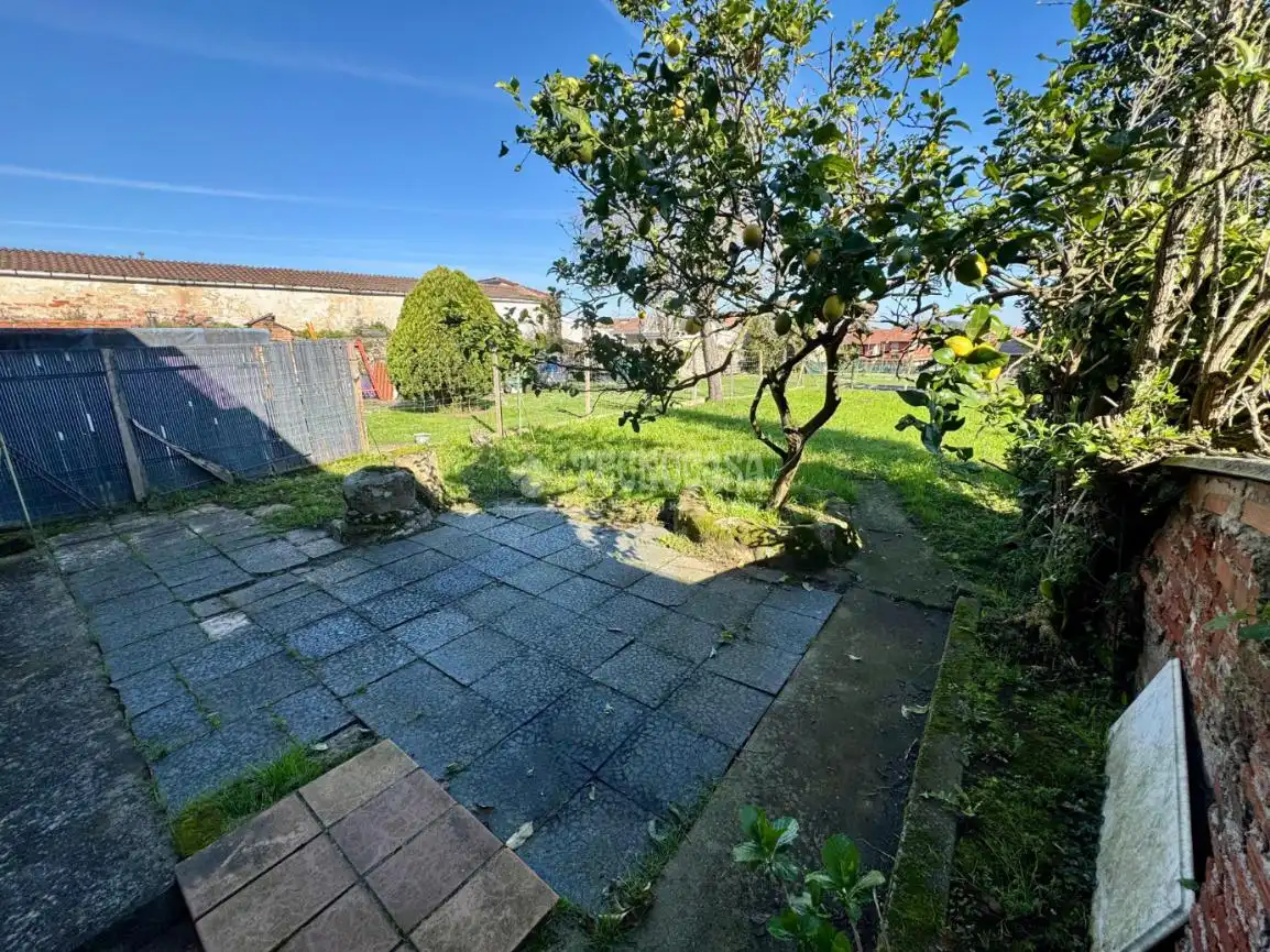 Casa adosada en venta en El Astillero