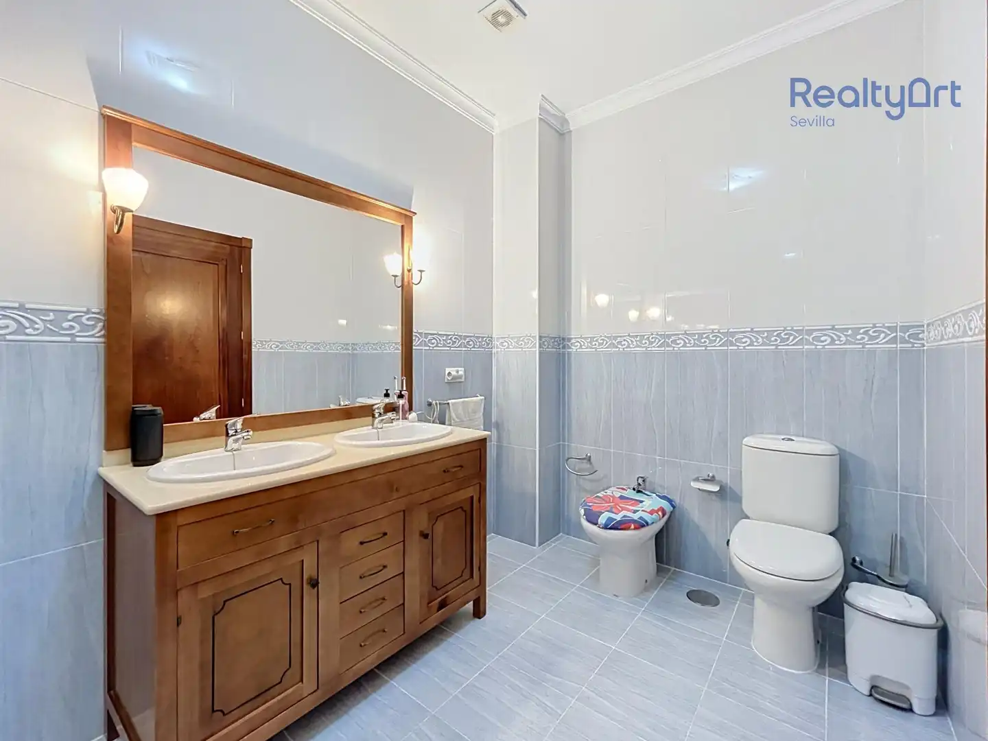 Bathroom of Houses for sale in Tomares  with Air Conditioner, Heating and Private garden