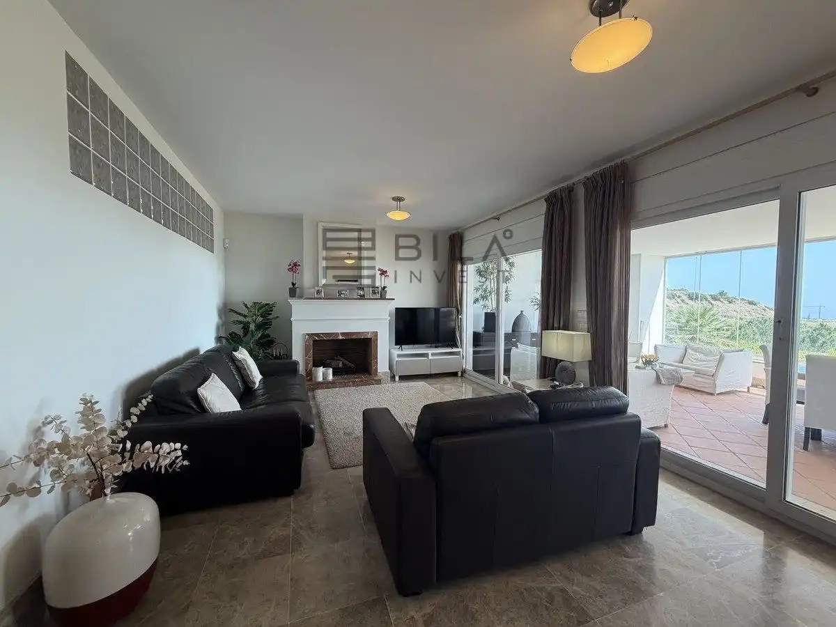 Sala d'estar de Casa adosada en venda en Marbella amb Aire condicionat, Terrassa i Piscina