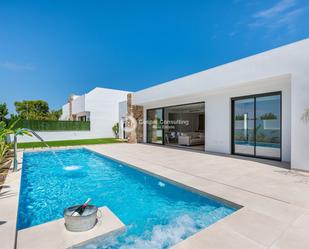 Piscina de Casa o xalet en venda en Los Alcázares amb Aire condicionat, Calefacció i Jardí privat