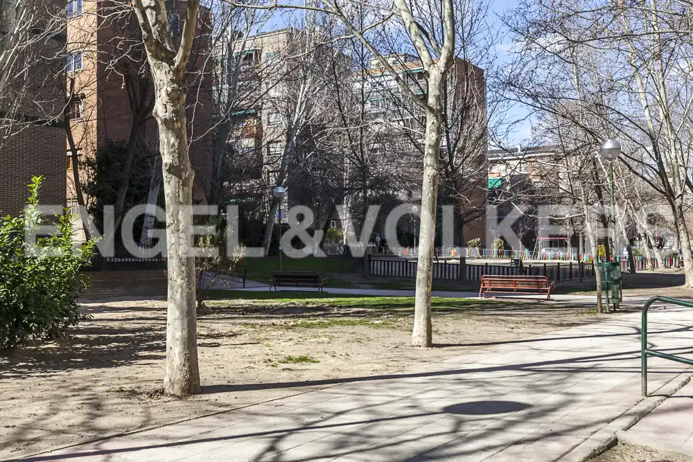 Außenansicht von Wohnung zum Verkauf in Madrid mit Klimaanlage, Heizung und Privatgarten