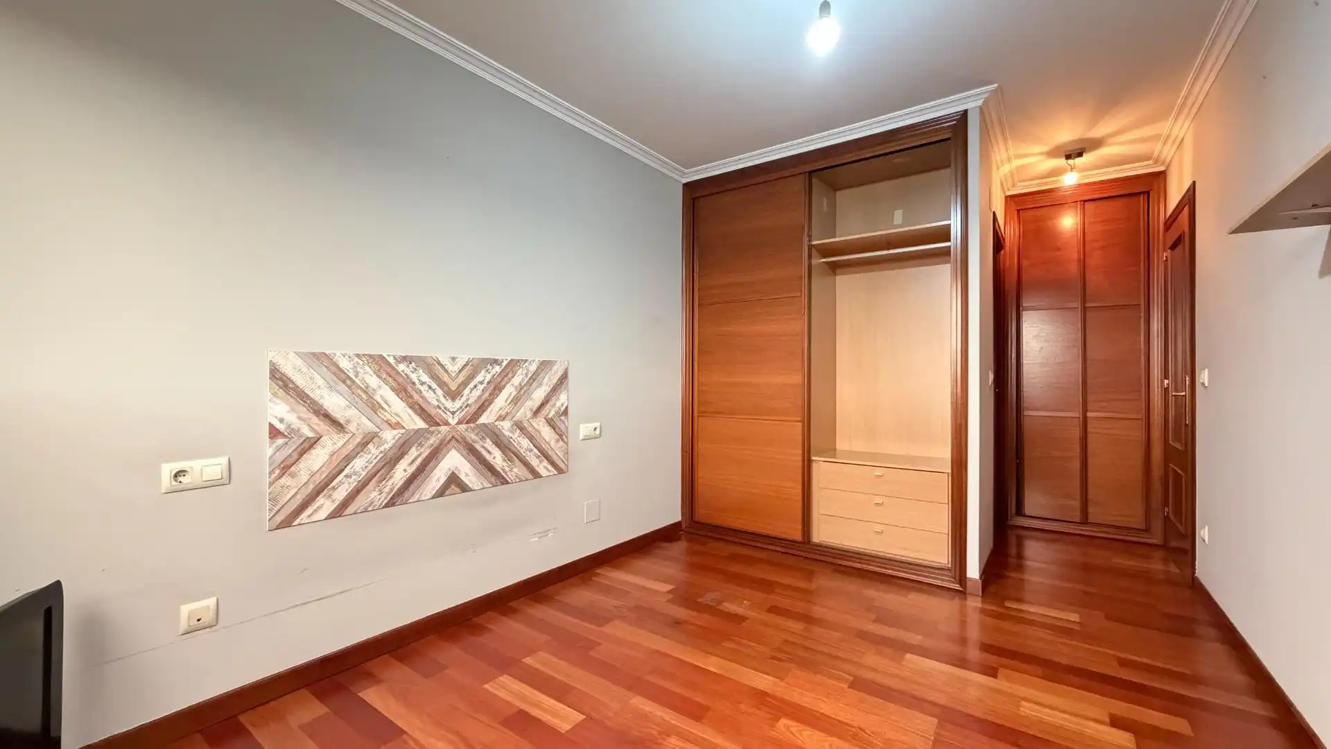 Schlafzimmer von Wohnung zum Verkauf in Vigo  mit Parkett, Abstellraum und Balkon