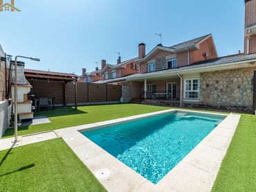 Detached house with balcony for sale in Calle Isla 4