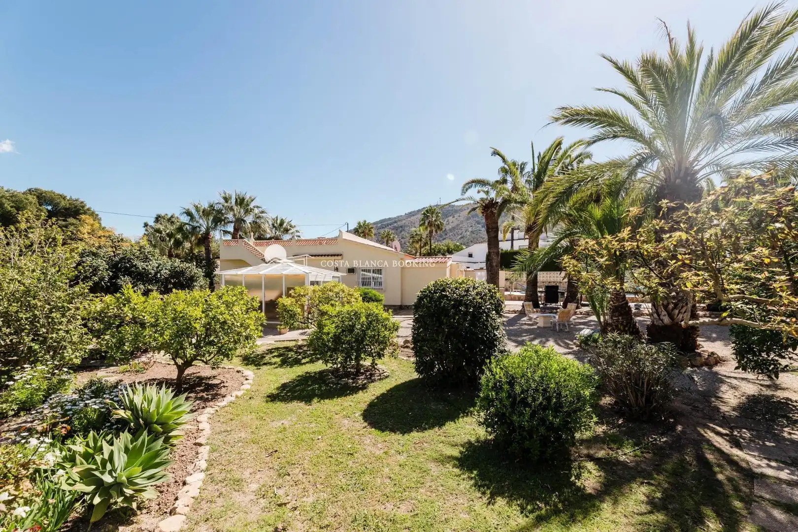 Vista exterior de Casa o xalet en venda en L'Alfàs del Pi amb Aire condicionat, Calefacció i Jardí privat
