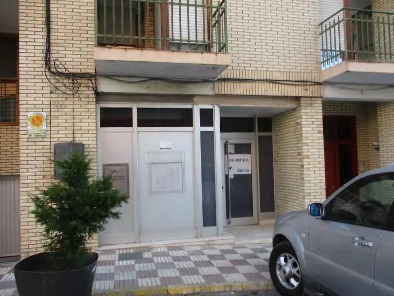 Vista exterior de Local de alquiler en Cervera
