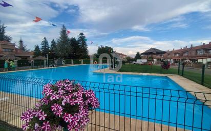 Swimming pool of House or chalet for sale in Onzonilla  with Terrace