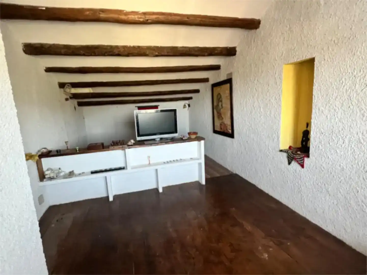 Sala d'estar de Casa adosada en venda en Belmonte de San José amb Parquet, Traster i Moblat