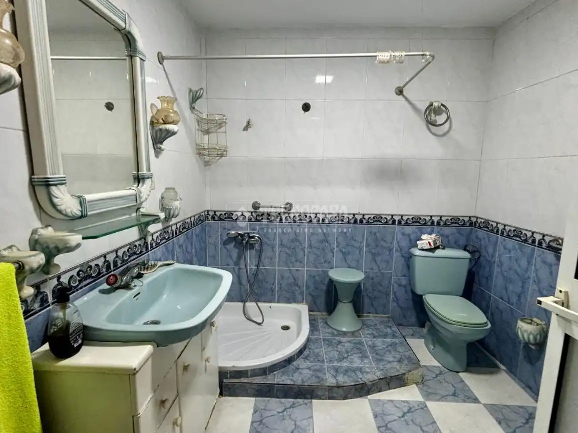 Badezimmer von Einfamilien-Reihenhaus zum Verkauf in Jódar mit Klimaanlage und Terrasse