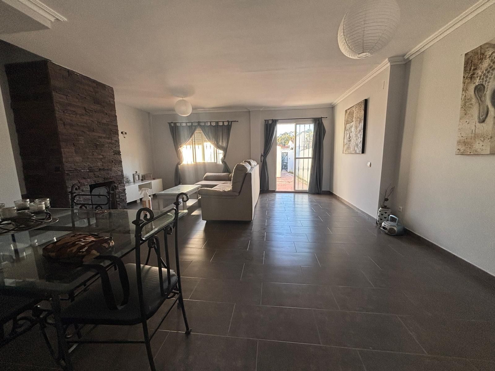 Sala d'estar de Casa adosada en venda en Los Barrios