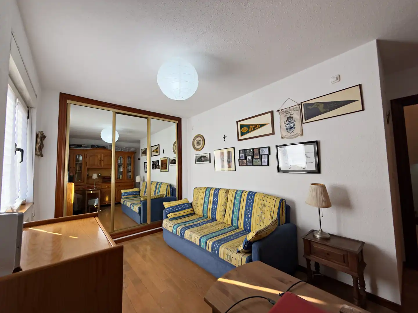 Sala d'estar de Casa o xalet en venda en Oviedo  amb Calefacció, Jardí privat i Parquet
